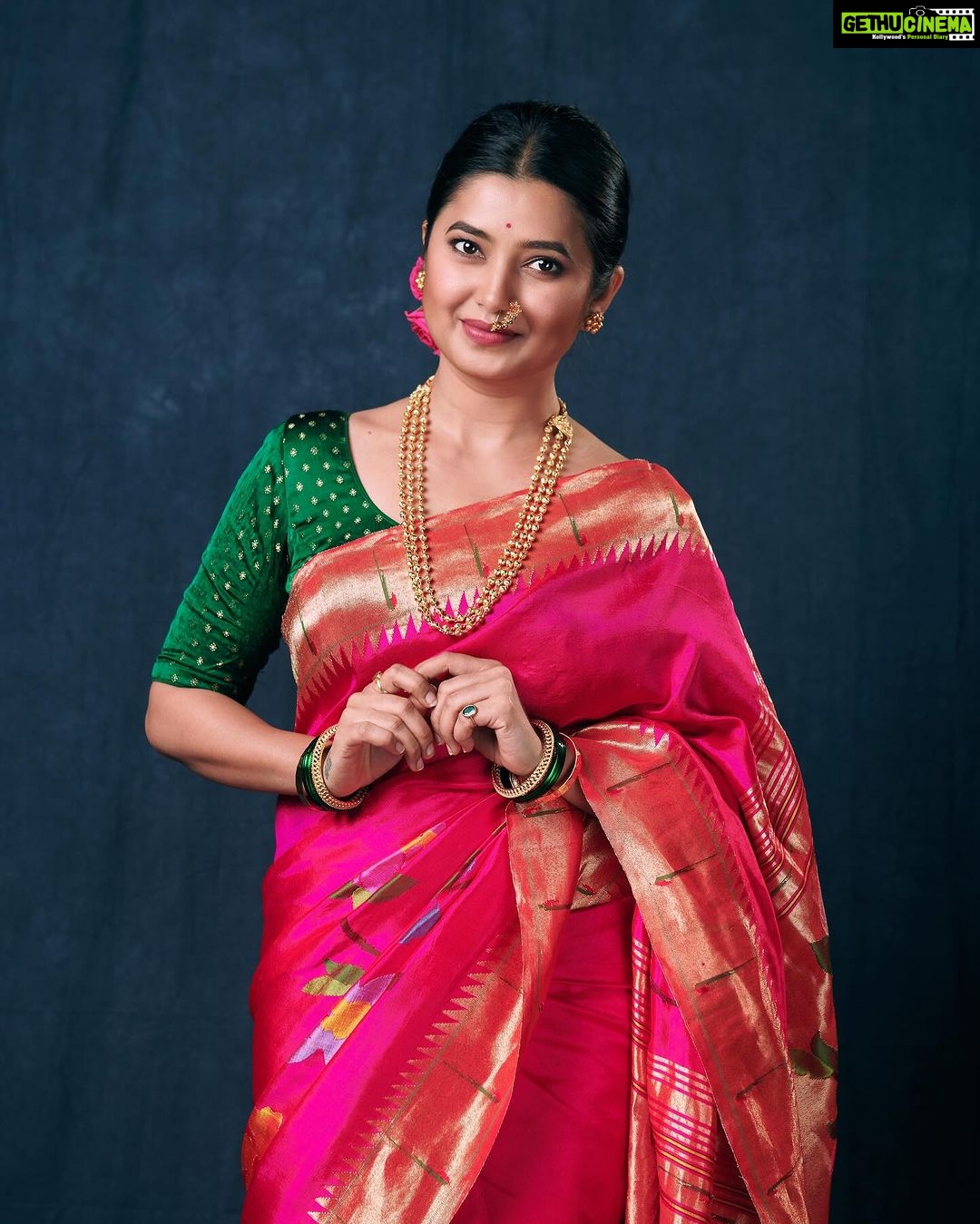 Prajakta Mali Instagram - जीवनात ही घडी अशीच राहू दे…! प्रीतीच्या फुलांवरी वसंत नाचू दे…! . Every Sunday’s core feeling 🤪😂. . #happysunday #dontwork #relax #justchill #enjoy #prajakttamali @♥️ . Saree - @paithanis.by.mrugakirloskar Jewellery - @prajaktarajsaaj Styling - @rajasidatar @sheerlychic Assisted by - @ _mansikadam13 Makeup - @mirrormajestymakeupacademy Hair - @seemaaofficial Photos - @thepolaroid8