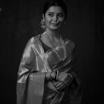 Prajakta Mali Instagram - विसरू नको श्रीरामा मला.. मी तूझ्या पाऊली जीव वाहिला.. प्रिया… . किती जन्म झाले.. तूझी प्रेमिका मी.. कितीही नव्याने तूला भेटले मी.. तूझी सावली झाले, घेउनी हिंडले सतीचा वसा.. प्रिया… . #blackandwhite #मोहनमाळ #कुडी #प्राजक्तराज #नथ #नमस्कारतोडे #पैलूपाटली #prajakttamali@🤍 . @prajaktarajsaaj