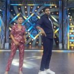 Prajakta Mali Instagram - Release day… 29th Sep 🥰 . Dancing on the sets of Hasyajatra.. Watch us tonight on Sony marathi- Maharashtrachi Hasyajatra. 0ne family meets another..🥰 . @vaibhav.tatwawaadi @teenadkunsitaram . #film #comedy #prajakttamali @♥️