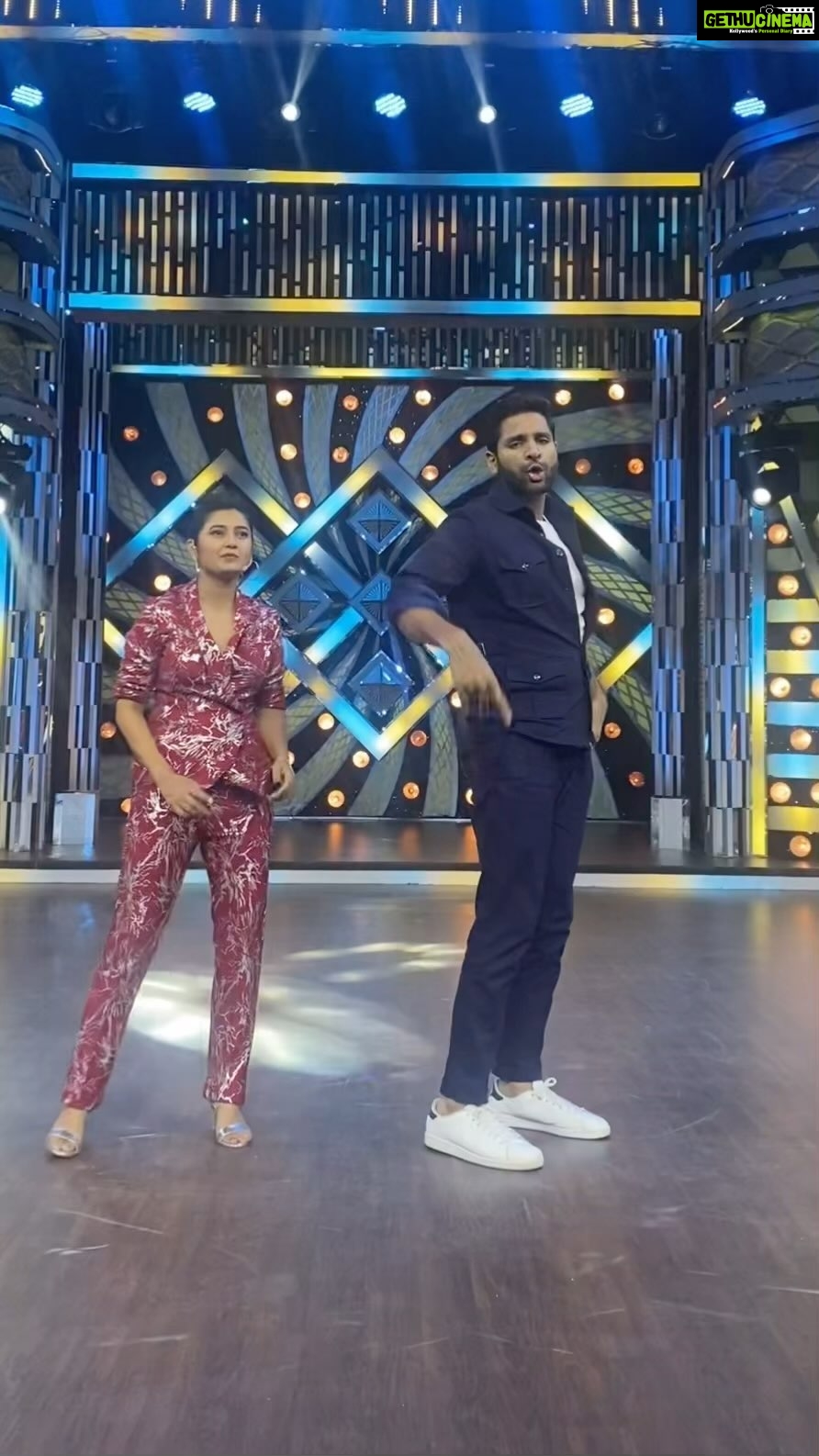 Prajakta Mali Instagram - Release day… 29th Sep 🥰 . Dancing on the sets of Hasyajatra.. Watch us tonight on Sony marathi- Maharashtrachi Hasyajatra. 0ne family meets another..🥰 . @vaibhav.tatwawaadi @teenadkunsitaram . #film #comedy #prajakttamali @♥️