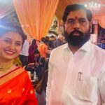 Prajakta Mali Instagram - #aboutyesterday . सालाबादप्रमाणे यंदाचेही वर्षी “वर्षा बंगल्यावर” जाऊन गणरायाचं दर्शन घेतलं. . मा. मुख्यमंत्री व मा. श्री श्रीकांत दादा शिंदे यांचे; आम्हा कलाकारांना घरी बोलावल्याबद्दल, अत्यंत प्रेमाने पाहूणचार केल्याबद्दल मन:पुर्वक आभार. ! . स्वतःला भाग्यवान समजते की दरवर्षी महाराष्ट्राच्या मुख्यमंत्र्यांना समक्ष भेटता येतय, आपल्या समस्या- अडचणी त्यांच्यासमोर मांडता येतायेत. . #भाग्यवान #मुख्यमंत्री #सण #गणेशोत्सव #latepost @cmomaharashtra_ @drshrikantshinde @mangeshdesaiofficia तुझेही खूप खूप आभार. 🙏