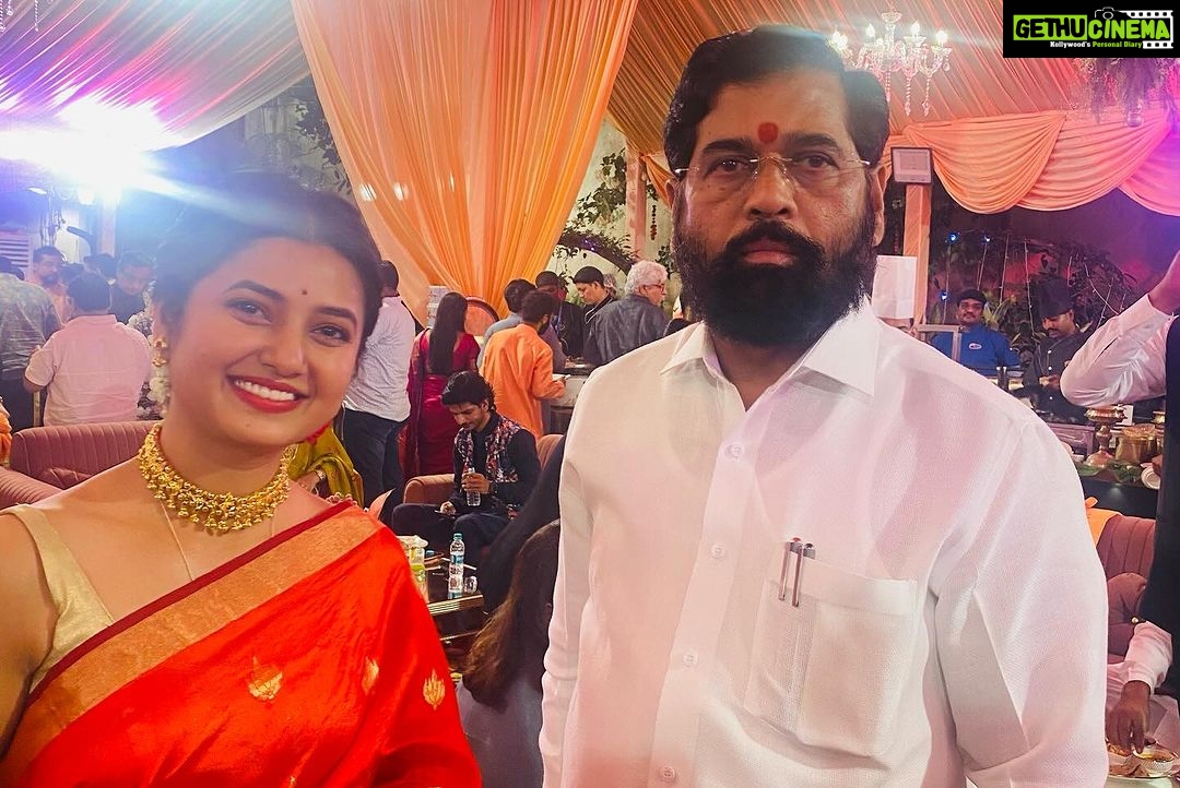 Prajakta Mali - 109.9K Likes - #aboutyesterday
.
सालाबादप्रमाणे यंदाचेही वर्षी “वर्षा बंगल्यावर” जाऊन गणरायाचं दर्शन घेतलं.
.
मा. मुख्यमंत्री व मा. श्री श्रीकांत दादा शिंदे यांचे; आम्हा कलाकारांना घरी बोलावल्याबद्दल, अत्यंत प्रेमाने पाहूणचार केल्याबद्दल मन:पुर्वक आभार. !
.
स्वतःला भाग्यवान समजते की दरवर्षी महाराष्ट्राच्या मुख्यमंत्र्यांना समक्ष भेटता येतय, आपल्या समस्या- अडचणी त्यांच्यासमोर मांडता येतायेत.
.
#भाग्यवान #मुख्यमंत्री #सण #गणेशोत्सव #latepost
@cmomaharashtra_
@drshrikantshinde
@mangeshdesaiofficia
तुझेही खूप खूप आभार. 🙏