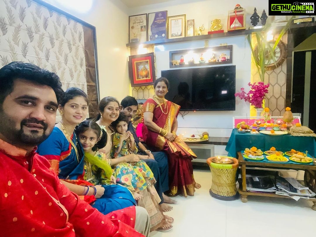 Prajakta Mali Instagram - सण दिपावली…♥️🌟☺️ . संपूच नये असं वाटतं. . (फोटो दुसरा- यावेळी थेट भारती हॅास्पिटलच्या आयूर्वेद सेंटर मध्ये जाऊन भाच्यांना अभ्यंग घडवले.) . 1- Abhyang 2- Shopping 3- Watching film in theatre 4- Hoteling 5- Niece’s Diwali Homework. Attu’s Diwali bucket list completed ✅ . #भाच्यांचाहट्ट #बालहट्ट दोन फुलबाजेही उडवले. #कुटूंब सालाबादप्रमाणे फराळ खाऊन १ किलो वजनही वाढलंय… #prajakttamali @🌟