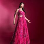 Prajakta Mali Instagram - नैनों से नैना जो मिला के देखे.. मौसम के साथ मुस्कुरा के देखे दुनिया उसी की है जो आगे देखे.. मूड मूड के ना देख मूड मूड के…। . #oldsongs #love #longshots #prajakttamali @🌷 . (मूड मूड के सोडा.. समोर बघूनही नीट चालता येत नव्हतं, हा घागरा तब्बल १०-१२ किलोंचा होता . 😵‍💫पण होता सुंदर. ) Lehenga - @aahava_couture Jewellery - @shillpapuriidesignerjewellery Styled by - @rajasidatar Assisted by - @_mansikadam13 Makeup - @seemaaofficial Hair - @nilampatel12 Photos - @thepolaroid8