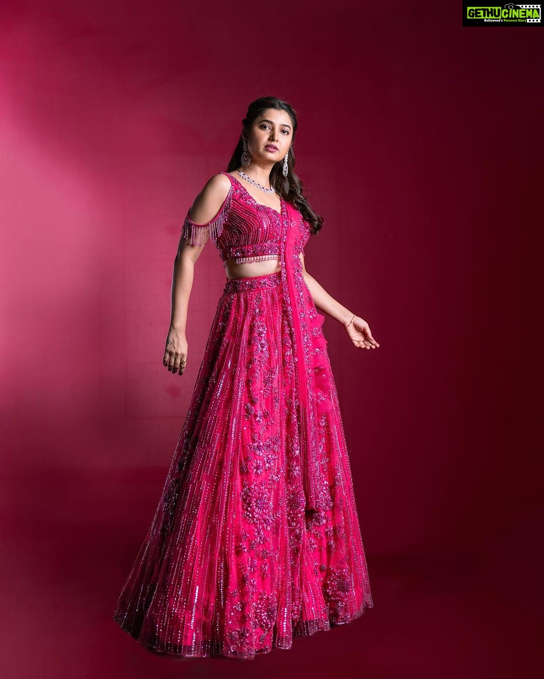Prajakta Mali Instagram - नैनों से नैना जो मिला के देखे.. मौसम के साथ मुस्कुरा के देखे दुनिया उसी की है जो आगे देखे.. मूड मूड के ना देख मूड मूड के…। . #oldsongs #love #longshots #prajakttamali @🌷 . (मूड मूड के सोडा.. समोर बघूनही नीट चालता येत नव्हतं, हा घागरा तब्बल १०-१२ किलोंचा होता . 😵💫पण होता सुंदर. ) Lehenga - @aahava_couture Jewellery - @shillpapuriidesignerjewellery Styled by - @rajasidatar Assisted by - @_mansikadam13 Makeup - @seemaaofficial Hair - @nilampatel12 Photos - @thepolaroid8
