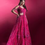 Prajakta Mali Instagram - नैनों से नैना जो मिला के देखे.. मौसम के साथ मुस्कुरा के देखे दुनिया उसी की है जो आगे देखे.. मूड मूड के ना देख मूड मूड के…। . #oldsongs #love #longshots #prajakttamali @🌷 . (मूड मूड के सोडा.. समोर बघूनही नीट चालता येत नव्हतं, हा घागरा तब्बल १०-१२ किलोंचा होता . 😵‍💫पण होता सुंदर. ) Lehenga - @aahava_couture Jewellery - @shillpapuriidesignerjewellery Styled by - @rajasidatar Assisted by - @_mansikadam13 Makeup - @seemaaofficial Hair - @nilampatel12 Photos - @thepolaroid8