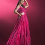 Prajakta Mali Instagram - नैनों से नैना जो मिला के देखे.. मौसम के साथ मुस्कुरा के देखे दुनिया उसी की है जो आगे देखे.. मूड मूड के ना देख मूड मूड के…। . #oldsongs #love #longshots #prajakttamali @🌷 . (मूड मूड के सोडा.. समोर बघूनही नीट चालता येत नव्हतं, हा घागरा तब्बल १०-१२ किलोंचा होता . 😵‍💫पण होता सुंदर. ) Lehenga - @aahava_couture Jewellery - @shillpapuriidesignerjewellery Styled by - @rajasidatar Assisted by - @_mansikadam13 Makeup - @seemaaofficial Hair - @nilampatel12 Photos - @thepolaroid8