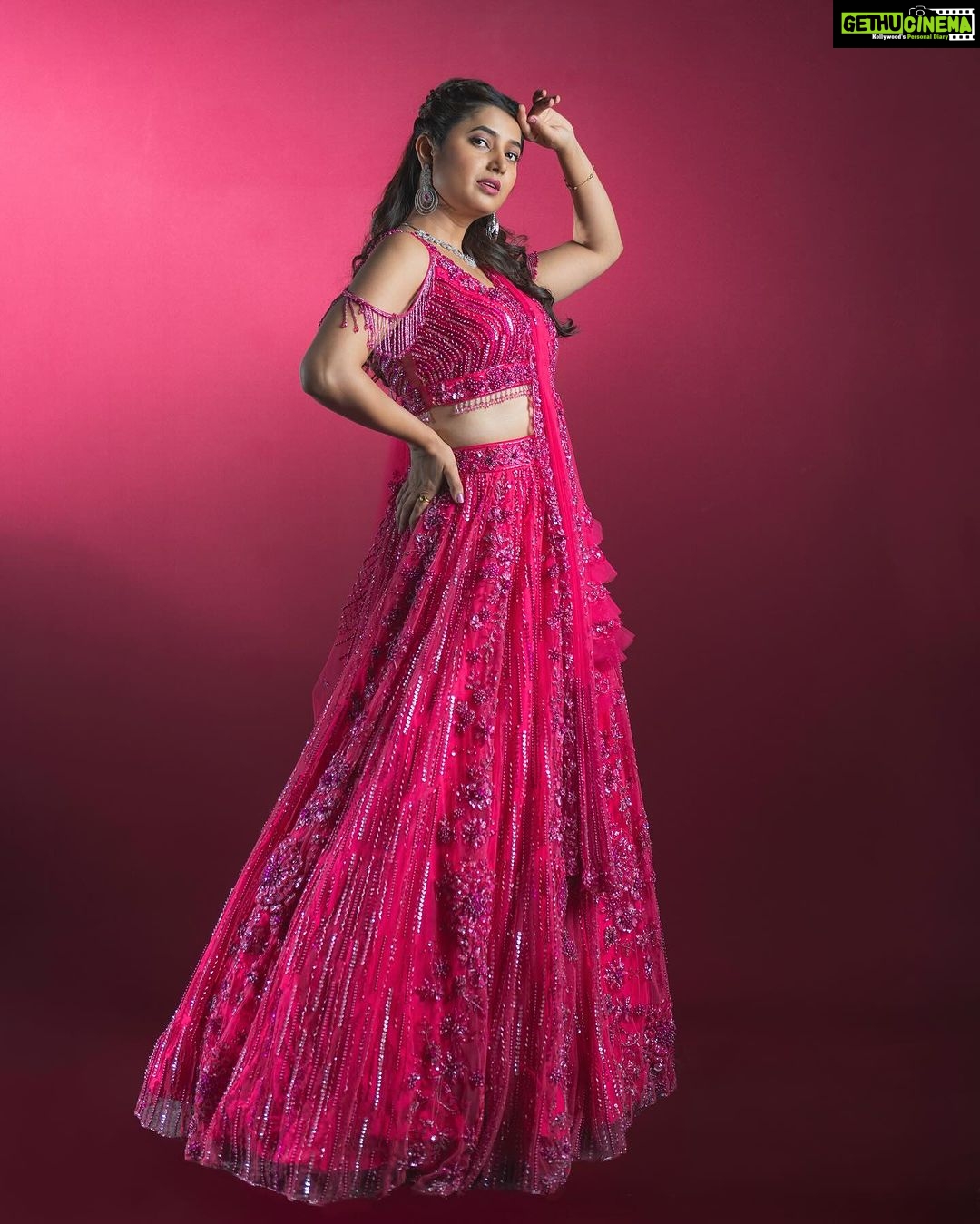 Prajakta Mali Instagram - नैनों से नैना जो मिला के देखे.. मौसम के साथ मुस्कुरा के देखे दुनिया उसी की है जो आगे देखे.. मूड मूड के ना देख मूड मूड के…। . #oldsongs #love #longshots #prajakttamali @🌷 . (मूड मूड के सोडा.. समोर बघूनही नीट चालता येत नव्हतं, हा घागरा तब्बल १०-१२ किलोंचा होता . 😵💫पण होता सुंदर. ) Lehenga - @aahava_couture Jewellery - @shillpapuriidesignerjewellery Styled by - @rajasidatar Assisted by - @_mansikadam13 Makeup - @seemaaofficial Hair - @nilampatel12 Photos - @thepolaroid8