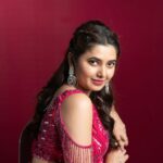 Prajakta Mali Instagram - दिल बहल तो जाएगा इस ख़याल से..। हाल मिल गया तुम्हारा अपने हाल से..। रात ये करार की बेक़रार है । तुम्हारा इंतज़ार है..। . (गाडी मध्ये हे गाणं ऐकून माझा ड्रायव्हर वैतागलाय.. mobile Bluetooth car ला connect कर रे, म्हंटल्यावर ignore करतो.🤪) . Song on the loop now.. #songonmymind #love #oldsong #melody #lyrics #pink #winter #prajakttamali @🌷 . Lehenga - @aahava_couture Jewellery - @shillpapuriidesignerjewellery Styled by - @rajasidatar Assisted by - @_mansikadam13 Makeup - @seemaaofficial Hair - @nilampatel12 Photos - @thepolaroid8