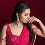 Prajakta Mali Instagram - दिल बहल तो जाएगा इस ख़याल से..। हाल मिल गया तुम्हारा अपने हाल से..। रात ये करार की बेक़रार है । तुम्हारा इंतज़ार है..। . (गाडी मध्ये हे गाणं ऐकून माझा ड्रायव्हर वैतागलाय.. mobile Bluetooth car ला connect कर रे, म्हंटल्यावर ignore करतो.🤪) . Song on the loop now.. #songonmymind #love #oldsong #melody #lyrics #pink #winter #prajakttamali @🌷 . Lehenga - @aahava_couture Jewellery - @shillpapuriidesignerjewellery Styled by - @rajasidatar Assisted by - @_mansikadam13 Makeup - @seemaaofficial Hair - @nilampatel12 Photos - @thepolaroid8