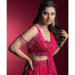 Prajakta Mali Instagram - दिल बहल तो जाएगा इस ख़याल से..। हाल मिल गया तुम्हारा अपने हाल से..। रात ये करार की बेक़रार है । तुम्हारा इंतज़ार है..। . (गाडी मध्ये हे गाणं ऐकून माझा ड्रायव्हर वैतागलाय.. mobile Bluetooth car ला connect कर रे, म्हंटल्यावर ignore करतो.🤪) . Song on the loop now.. #songonmymind #love #oldsong #melody #lyrics #pink #winter #prajakttamali @🌷 . Lehenga - @aahava_couture Jewellery - @shillpapuriidesignerjewellery Styled by - @rajasidatar Assisted by - @_mansikadam13 Makeup - @seemaaofficial Hair - @nilampatel12 Photos - @thepolaroid8