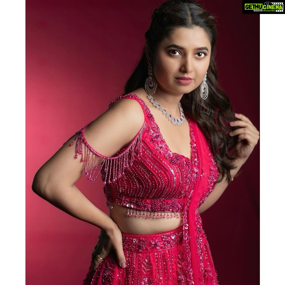 Prajakta Mali Instagram - दिल बहल तो जाएगा इस ख़याल से..। हाल मिल गया तुम्हारा अपने हाल से..। रात ये करार की बेक़रार है । तुम्हारा इंतज़ार है..। . (गाडी मध्ये हे गाणं ऐकून माझा ड्रायव्हर वैतागलाय.. mobile Bluetooth car ला connect कर रे, म्हंटल्यावर ignore करतो.🤪) . Song on the loop now.. #songonmymind #love #oldsong #melody #lyrics #pink #winter #prajakttamali @🌷 . Lehenga - @aahava_couture Jewellery - @shillpapuriidesignerjewellery Styled by - @rajasidatar Assisted by - @_mansikadam13 Makeup - @seemaaofficial Hair - @nilampatel12 Photos - @thepolaroid8