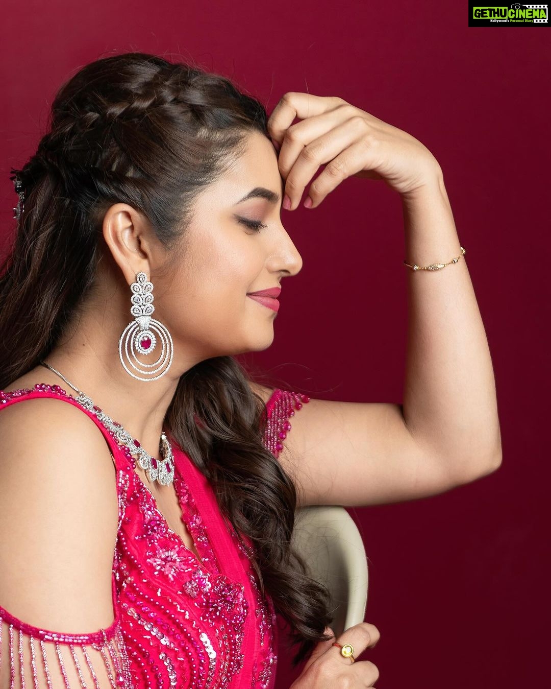 Prajakta Mali Instagram - मुख़्तसर सी बात है.. तुमसे प्यार है… तुम्हारा इंतज़ार है। . #pinkisintheair 😋 #love #pink #look #humannature #prajakttamali @🌷 . Lehenga - @aahava_couture Jewellery - @shillpapuriidesignerjewellery Styled by - @rajasidatar Assisted by - @_mansikadam13 Makeup - @seemaaofficial Hair - @nilampatel12 Photos - @thepolaroid8