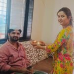Prajakta Mali Instagram - सण दिपावली…♥️🌟☺️ . संपूच नये असं वाटतं. . (फोटो दुसरा- यावेळी थेट भारती हॅास्पिटलच्या आयूर्वेद सेंटर मध्ये जाऊन भाच्यांना अभ्यंग घडवले.) . 1- Abhyang 2- Shopping 3- Watching film in theatre 4- Hoteling 5- Niece’s Diwali Homework. Attu’s Diwali bucket list completed ✅ . #भाच्यांचाहट्ट #बालहट्ट दोन फुलबाजेही उडवले. #कुटूंब सालाबादप्रमाणे फराळ खाऊन १ किलो वजनही वाढलंय… #prajakttamali @🌟