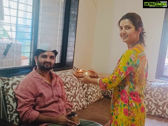 Prajakta Mali Instagram - सण दिपावली…♥️🌟☺️ . संपूच नये असं वाटतं. . (फोटो दुसरा- यावेळी थेट भारती हॅास्पिटलच्या आयूर्वेद सेंटर मध्ये जाऊन भाच्यांना अभ्यंग घडवले.) . 1- Abhyang 2- Shopping 3- Watching film in theatre 4- Hoteling 5- Niece’s Diwali Homework. Attu’s Diwali bucket list completed ✅ . #भाच्यांचाहट्ट #बालहट्ट दोन फुलबाजेही उडवले. #कुटूंब सालाबादप्रमाणे फराळ खाऊन १ किलो वजनही वाढलंय… #prajakttamali @🌟