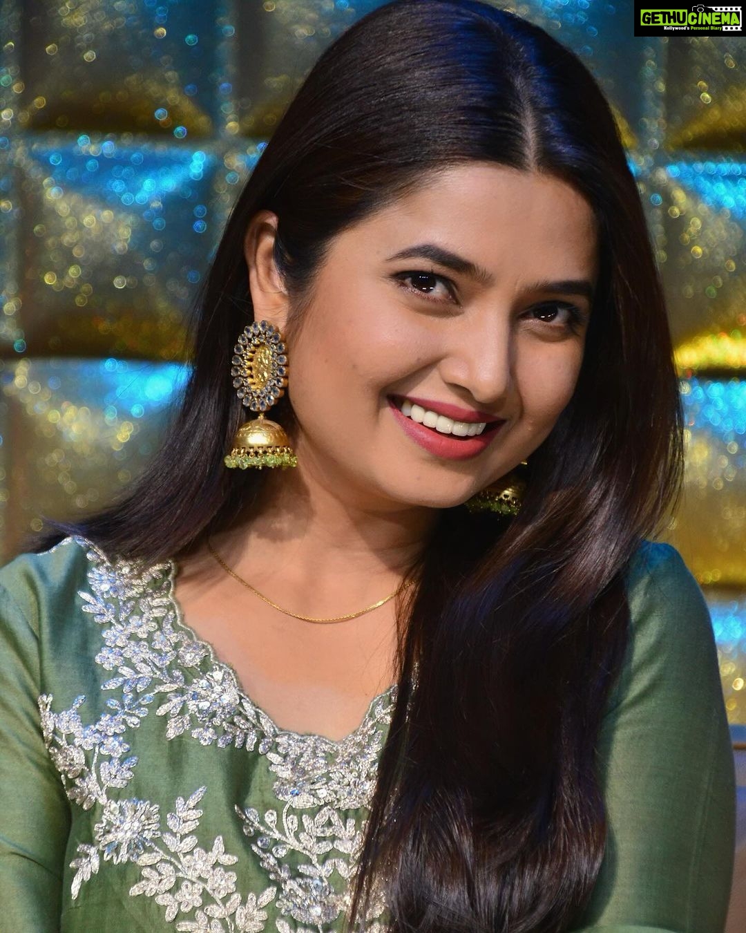 Prajakta Mali Instagram - Count your blessings…🌟 . You are able to laugh, celebrate the festival, eat sweets, shop for your loved ones, roam around… . We should be very grateful for these things.. Shouldn’t we? #kalyug #misery #still #happy#gratitude . Outfit - @kaiaclothing.official Earrings - @sangeetaboochra Styled by - @rajasidatar Assisted by - @sanayaah_vp Makeup - @seemaaofficial Hair - @harsh.a1542