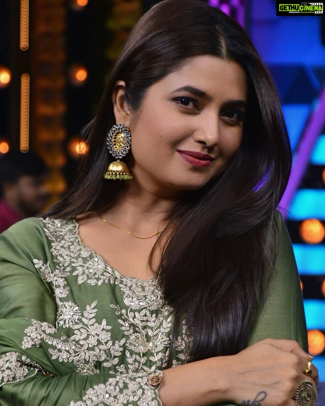 Prajakta Mali Instagram - Count your blessings…🌟 . You are able to laugh, celebrate the festival, eat sweets, shop for your loved ones, roam around… . We should be very grateful for these things.. Shouldn’t we? #kalyug #misery #still #happy#gratitude . Outfit - @kaiaclothing.official Earrings - @sangeetaboochra Styled by - @rajasidatar Assisted by - @sanayaah_vp Makeup - @seemaaofficial Hair - @harsh.a1542