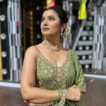 Prajakta Mali Instagram - Festive season ON… . शुभ दिपावली.🌟 भरपूर फराळ खा, भेटवस्तू द्या-घ्या, मित्रमंडळी- नातेवाईकांबरोबर गप्पा मारा, जेवणाच्या पंगती होऊ द्या, दिव्यांची आरास करा. . वायू आणि ध्वनी प्रदूषणाचा विचार करून; सण साजरा करा. . Say no to #firecrackers 🎯 Make it it trend. . . Outfit - @pleatslabel Jewellery- @shillpapuriidesignerjewellery Styled by - @rajasidatar Assisted by - @_mansikadam13 Makeup - @mirrormajestymakeupacademy_ Hair - @seemaaofficial