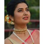 Prajakta Mali Instagram - Again Proudly wearing typical Maharashtrian Jwellery on Non- Maharashtrian Saree. . @prajaktarajsaaj . #चिंचपेटी #तन्मणी #झुबे #मोतीबांगड्या . Let it be a #trend #तथास्तू #prajakttamali @♥️ . Saree - @saudamini_handloom Jewellery - @prajaktarajsaaj Styled by - @rajasidatar Assisted by - @_mansikadam13 Makeup - @seemaaofficial