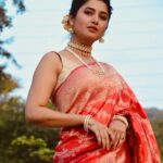 Prajakta Mali Instagram - Again Proudly wearing typical Maharashtrian Jwellery on Non- Maharashtrian Saree. . @prajaktarajsaaj . #चिंचपेटी #तन्मणी #झुबे #मोतीबांगड्या . Let it be a #trend #तथास्तू #prajakttamali @♥️ . Saree - @saudamini_handloom Jewellery - @prajaktarajsaaj Styled by - @rajasidatar Assisted by - @_mansikadam13 Makeup - @seemaaofficial