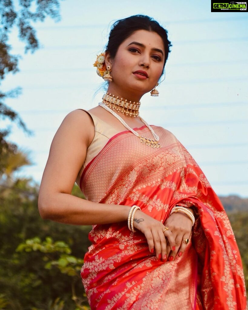 Prajakta Mali Instagram - Again Proudly wearing typical Maharashtrian Jwellery on Non- Maharashtrian Saree. . @prajaktarajsaaj . #चिंचपेटी #तन्मणी #झुबे #मोतीबांगड्या . Let it be a #trend #तथास्तू #prajakttamali @♥️ . Saree - @saudamini_handloom Jewellery - @prajaktarajsaaj Styled by - @rajasidatar Assisted by - @_mansikadam13 Makeup - @seemaaofficial