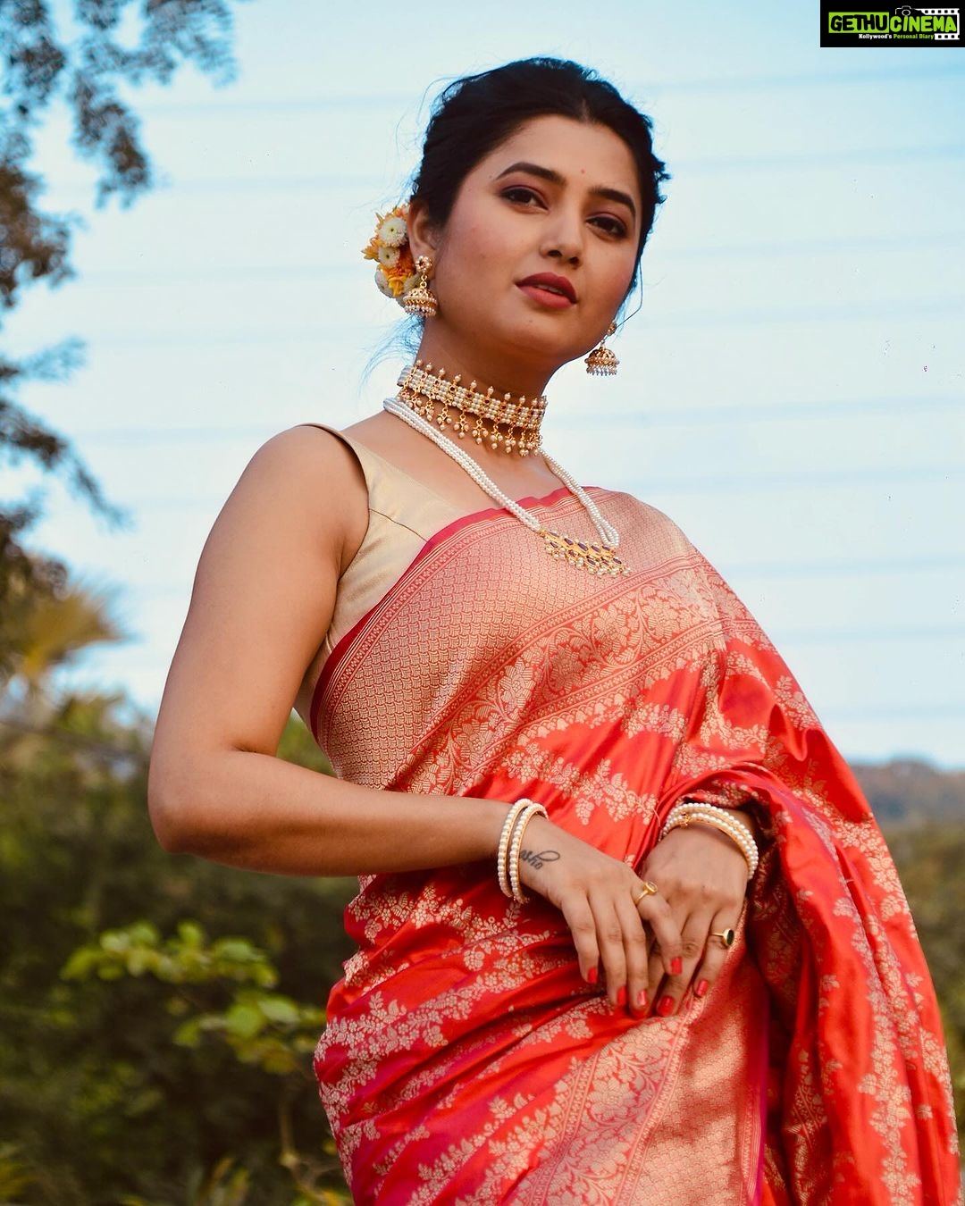 Prajakta Mali - 112.5K Likes - Again
Proudly wearing typical Maharashtrian Jwellery on Non- Maharashtrian Saree.
.
@prajaktarajsaaj
.
#चिंचपेटी #तन्मणी #झुबे #मोतीबांगड्या
.
Let it be a #trend #तथास्तू #prajakttamali @♥️
.
Saree - @saudamini_handloom
Jewellery - @prajaktarajsaaj
Styled by - @rajasidatar
Assisted by - @_mansikadam13
Makeup - @seemaaofficial