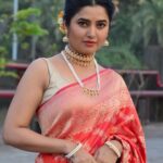 Prajakta Mali Instagram - Again Proudly wearing typical Maharashtrian Jwellery on Non- Maharashtrian Saree. . @prajaktarajsaaj . #चिंचपेटी #तन्मणी #झुबे #मोतीबांगड्या . Let it be a #trend #तथास्तू #prajakttamali @♥️ . Saree - @saudamini_handloom Jewellery - @prajaktarajsaaj Styled by - @rajasidatar Assisted by - @_mansikadam13 Makeup - @seemaaofficial