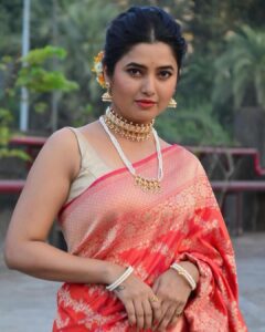 Prajakta Mali Instagram - Again
Proudly wearing typical Maharashtrian Jwellery on Non- Maharashtrian Saree. 
.
@prajaktarajsaaj 
.
#चिंचपेटी #तन्मणी #झुबे #मोतीबांगड्या 
.
Let it be a #trend #तथास्तू #prajakttamali @♥️

.

Saree - @saudamini_handloom 
Jewellery - @prajaktarajsaaj
Styled by - @rajasidatar 
Assisted by - @_mansikadam13
Makeup - @seemaaofficial