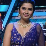 Prajakta Mali Instagram - Photoshoot चा आलाय कंटाळा… इतका की यावेळी फोटोसाठी खूर्चीवरून पण उठले नाहीये…🤪 . Designer म्हणाली full length photo पण post करावा लागेल; म्हणून शोधून शोधून चालू shoot मध्ये काढला गेलेला फोटो मिळवलाय…😅 . I am sure, प्रत्येक कलाकाराच्या आयूष्यात ही phase येत असणार.., . #दुखणी #कलाकारांची #compulsion #photoshoot actually a #boring #job…😂 . #model #actor #anchor #prajakttamali @🪻 . Lehenga - @pleatslabel Jewellery - @shillpapuriidesignerjewellery Styled by - @rajasidatar Assisted by - @_mansikadam13 Makeup - @mirrormajestymakeupacademy_ Hair - @seemaaofficial
