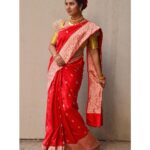 Prajakta Mali Instagram - उत्तरेचा बनारसी शालू, दक्षिणेकडची ब्लाऊज स्टाईल, एका बंगाली fashion designer ची statement hair style आणि “मराठी अलंकार”… . Permutation combination, creativity, criss cross style at its peak.. 🤪 . @prajaktarajsaaj ची #बेलपानटिक आणि #छोटापुतळीहार हे combination पण पहिल्यांदाच केलय.. #lovingit #मराठीअलंकार #प्राजक्तराज #गहूतोडे #पैलूपाटली #prajakttamali @♥️ . Saree - @sayalirajadhyakshasarees Blouse - @tanyasbenzfashion Jewellery - @prajaktarajsaaj Styled by - @rajasidatar Assisted by - @_mansikadam13 Makeup - @seemaaofficial Hair - @sonali20_official