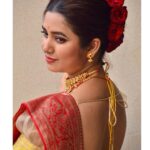 Prajakta Mali Instagram - उत्तरेचा बनारसी शालू, दक्षिणेकडची ब्लाऊज स्टाईल, एका बंगाली fashion designer ची statement hair style आणि “मराठी अलंकार”… . Permutation combination, creativity, criss cross style at its peak.. 🤪 . @prajaktarajsaaj ची #बेलपानटिक आणि #छोटापुतळीहार हे combination पण पहिल्यांदाच केलय.. #lovingit #मराठीअलंकार #प्राजक्तराज #गहूतोडे #पैलूपाटली #prajakttamali @♥️ . Saree - @sayalirajadhyakshasarees Blouse - @tanyasbenzfashion Jewellery - @prajaktarajsaaj Styled by - @rajasidatar Assisted by - @_mansikadam13 Makeup - @seemaaofficial Hair - @sonali20_official