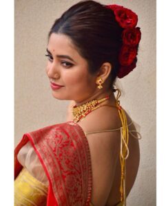 Prajakta Mali Instagram - उत्तरेचा बनारसी शालू, दक्षिणेकडची ब्लाऊज स्टाईल, एका बंगाली fashion designer ची statement hair style आणि “मराठी अलंकार”… . Permutation combination, creativity, criss cross style at its peak.. 🤪 . @prajaktarajsaaj ची #बेलपानटिक आणि #छोटापुतळीहार हे combination पण पहिल्यांदाच केलय.. #lovingit #मराठीअलंकार #प्राजक्तराज #गहूतोडे #पैलूपाटली #prajakttamali @♥️ . Saree - @sayalirajadhyakshasarees Blouse - @tanyasbenzfashion Jewellery - @prajaktarajsaaj Styled by - @rajasidatar Assisted by - @_mansikadam13 Makeup - @seemaaofficial Hair - @sonali20_official