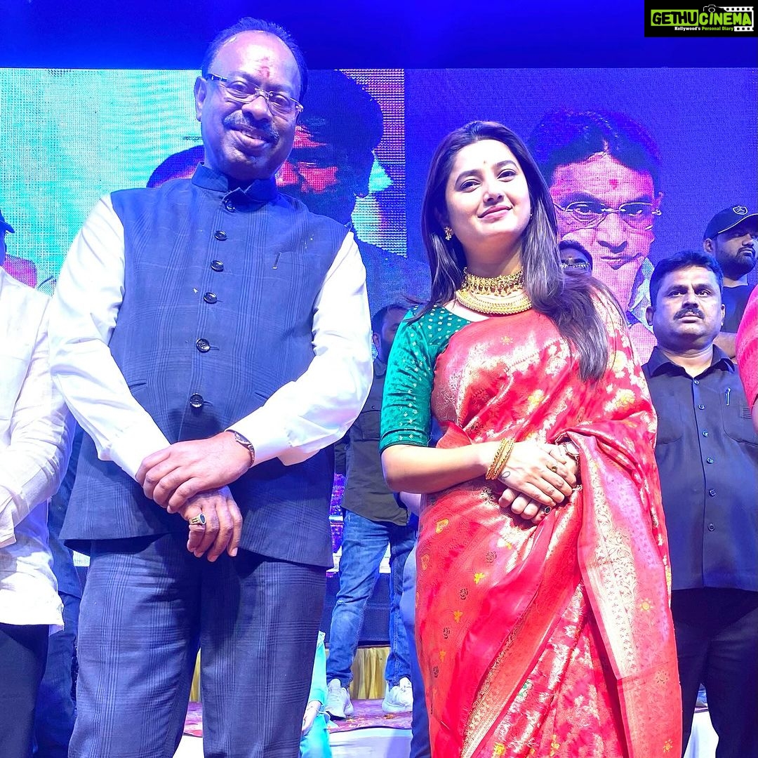 Prajakta Mali Instagram - दसऱ्यादिवशी मी अनेक दिग्गजांना भेटले. पण खरं तर Day spent well with @chef_vishnumanohar - विष्णूजी; असं मी म्हणायला हवं. संघाचा विजयादशमी उत्सव, नागपूरचे भोसले महाराज, देवेंद्रजीं भेट ; सगळ्या भेटी यांच्यामुळे शक्य झाल्या. सगळीकडे हे मला त्यांच्या गाडीत घेऊन फिरले. आणि त्याच सायंकाळी विष्णूजींनी मला ‘सरसंघचालक- मोहनजी भागवतांनाही’ भेटवलं; (नेमका काही कारणाने फोटो घेता आला नाही.) पण त्या निमित्तानं मला संघ कार्यलय बघायला मिळालं. Can’t thank enough to you Vishnuji for everything. ♥️ . त्याच दिवशी एका कार्यक्रमात मा. चंद्रशेखर बावनकुळे व नागपूर-मुंबई प्रवासात अतिशय गोड हसणारे मा. श्री. सुधीर मुनगंटीवारजीही भेटले. . अशा प्रकारे यंदाचा नागपूर दौरा सुफळ संपूर्ण झाला. Today, back to pavilion- Shooting for #maharashtrachihasyjatra 🥰