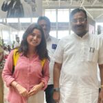 Prajakta Mali Instagram - दसऱ्यादिवशी मी अनेक दिग्गजांना भेटले. पण खरं तर Day spent well with @chef_vishnumanohar - विष्णूजी; असं मी म्हणायला हवं. संघाचा विजयादशमी उत्सव, नागपूरचे भोसले महाराज, देवेंद्रजीं भेट ; सगळ्या भेटी यांच्यामुळे शक्य झाल्या. सगळीकडे हे मला त्यांच्या गाडीत घेऊन फिरले. आणि त्याच सायंकाळी विष्णूजींनी मला ‘सरसंघचालक- मोहनजी भागवतांनाही’ भेटवलं; (नेमका काही कारणाने फोटो घेता आला नाही.) पण त्या निमित्तानं मला संघ कार्यलय बघायला मिळालं. Can’t thank enough to you Vishnuji for everything. ♥️ . त्याच दिवशी एका कार्यक्रमात मा. चंद्रशेखर बावनकुळे व नागपूर-मुंबई प्रवासात अतिशय गोड हसणारे मा. श्री. सुधीर मुनगंटीवारजीही भेटले. . अशा प्रकारे यंदाचा नागपूर दौरा सुफळ संपूर्ण झाला. Today, back to pavilion- Shooting for #maharashtrachihasyjatra 🥰