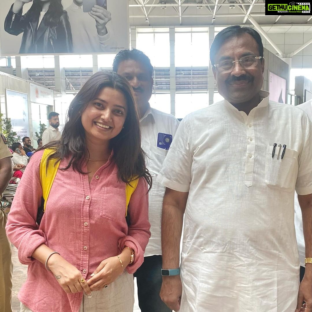 Prajakta Mali Instagram - दसऱ्यादिवशी मी अनेक दिग्गजांना भेटले. पण खरं तर Day spent well with @chef_vishnumanohar - विष्णूजी; असं मी म्हणायला हवं. संघाचा विजयादशमी उत्सव, नागपूरचे भोसले महाराज, देवेंद्रजीं भेट ; सगळ्या भेटी यांच्यामुळे शक्य झाल्या. सगळीकडे हे मला त्यांच्या गाडीत घेऊन फिरले. आणि त्याच सायंकाळी विष्णूजींनी मला ‘सरसंघचालक- मोहनजी भागवतांनाही’ भेटवलं; (नेमका काही कारणाने फोटो घेता आला नाही.) पण त्या निमित्तानं मला संघ कार्यलय बघायला मिळालं. Can’t thank enough to you Vishnuji for everything. ♥️ . त्याच दिवशी एका कार्यक्रमात मा. चंद्रशेखर बावनकुळे व नागपूर-मुंबई प्रवासात अतिशय गोड हसणारे मा. श्री. सुधीर मुनगंटीवारजीही भेटले. . अशा प्रकारे यंदाचा नागपूर दौरा सुफळ संपूर्ण झाला. Today, back to pavilion- Shooting for #maharashtrachihasyjatra 🥰