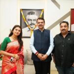 Prajakta Mali Instagram - खरे तर देवेंद्रजींच्या मतदारसंघातील गरबा कार्यक्रमासाठी नागपूरला गेले होते आणि त्यांच्याकडे एक कामही होतं. विजयादशमी उत्सवात भेटीसाठी थोडा वेळ हवा असे मी म्हणताच, त्यांनी त्यांच्या व्यग्र वेळापत्रकातून वेळ काढून दिला. “काहीही मदत लागली तर सांगा, we are here to help you, We adore your work”.. इति - देवेंद्रजी. महाराष्ट्र राज्याचे उपमुख्यमंत्री असं म्हणतात तेव्हा खरच खूप आधार वाटतो. त्यांच्या या अनमोल वाक्यांसाठी त्यांचे आभार मानायले शब्द अपूरे पडतायेत. #gratitude #नागपूर #oneonone #meeting #Godiskind #countingmyblessings #gratitude @devendra_fadnavis @chef_vishnumanohar #prajakttamali @🌟