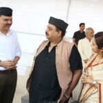 Prajakta Mali Instagram - खरे तर देवेंद्रजींच्या मतदारसंघातील गरबा कार्यक्रमासाठी नागपूरला गेले होते आणि त्यांच्याकडे एक कामही होतं. विजयादशमी उत्सवात भेटीसाठी थोडा वेळ हवा असे मी म्हणताच, त्यांनी त्यांच्या व्यग्र वेळापत्रकातून वेळ काढून दिला. “काहीही मदत लागली तर सांगा, we are here to help you, We adore your work”.. इति - देवेंद्रजी. महाराष्ट्र राज्याचे उपमुख्यमंत्री असं म्हणतात तेव्हा खरच खूप आधार वाटतो. त्यांच्या या अनमोल वाक्यांसाठी त्यांचे आभार मानायले शब्द अपूरे पडतायेत. #gratitude #नागपूर #oneonone #meeting #Godiskind #countingmyblessings #gratitude @devendra_fadnavis @chef_vishnumanohar #prajakttamali @🌟