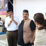 Prajakta Mali Instagram - खरे तर देवेंद्रजींच्या मतदारसंघातील गरबा कार्यक्रमासाठी नागपूरला गेले होते आणि त्यांच्याकडे एक कामही होतं. विजयादशमी उत्सवात भेटीसाठी थोडा वेळ हवा असे मी म्हणताच, त्यांनी त्यांच्या व्यग्र वेळापत्रकातून वेळ काढून दिला. “काहीही मदत लागली तर सांगा, we are here to help you, We adore your work”.. इति - देवेंद्रजी. महाराष्ट्र राज्याचे उपमुख्यमंत्री असं म्हणतात तेव्हा खरच खूप आधार वाटतो. त्यांच्या या अनमोल वाक्यांसाठी त्यांचे आभार मानायले शब्द अपूरे पडतायेत. #gratitude #नागपूर #oneonone #meeting #Godiskind #countingmyblessings #gratitude @devendra_fadnavis @chef_vishnumanohar #prajakttamali @🌟