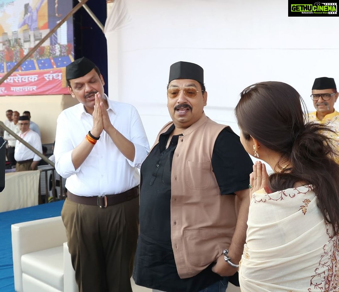 Prajakta Mali Instagram - खरे तर देवेंद्रजींच्या मतदारसंघातील गरबा कार्यक्रमासाठी नागपूरला गेले होते आणि त्यांच्याकडे एक कामही होतं. विजयादशमी उत्सवात भेटीसाठी थोडा वेळ हवा असे मी म्हणताच, त्यांनी त्यांच्या व्यग्र वेळापत्रकातून वेळ काढून दिला. “काहीही मदत लागली तर सांगा, we are here to help you, We adore your work”.. इति - देवेंद्रजी. महाराष्ट्र राज्याचे उपमुख्यमंत्री असं म्हणतात तेव्हा खरच खूप आधार वाटतो. त्यांच्या या अनमोल वाक्यांसाठी त्यांचे आभार मानायले शब्द अपूरे पडतायेत. #gratitude #नागपूर #oneonone #meeting #Godiskind #countingmyblessings #gratitude @devendra_fadnavis @chef_vishnumanohar #prajakttamali @🌟