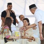 Prajakta Mali Instagram - खरे तर देवेंद्रजींच्या मतदारसंघातील गरबा कार्यक्रमासाठी नागपूरला गेले होते आणि त्यांच्याकडे एक कामही होतं. विजयादशमी उत्सवात भेटीसाठी थोडा वेळ हवा असे मी म्हणताच, त्यांनी त्यांच्या व्यग्र वेळापत्रकातून वेळ काढून दिला. “काहीही मदत लागली तर सांगा, we are here to help you, We adore your work”.. इति - देवेंद्रजी. महाराष्ट्र राज्याचे उपमुख्यमंत्री असं म्हणतात तेव्हा खरच खूप आधार वाटतो. त्यांच्या या अनमोल वाक्यांसाठी त्यांचे आभार मानायले शब्द अपूरे पडतायेत. #gratitude #नागपूर #oneonone #meeting #Godiskind #countingmyblessings #gratitude @devendra_fadnavis @chef_vishnumanohar #prajakttamali @🌟