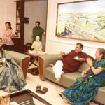 Prajakta Mali Instagram - मी आणि केंद्रिय मंत्री नितीनजी नागपूरात एका कार्यक्रमानिमित्त एका मंचावर उपस्थित राहण्याचा योग जुळून येता येता राहिला. आयोजकांना म्हंटल,सहज शक्य झालं तर मला त्यांना भेटायला खूप आवडेल. आणि नितीनजींनी तात्काळ वेळ दिला. नवमीला नितीनजींच्या निवासस्थानी ही ‘ग्रेट भेट’ झाली. त्यामुळे सबंध परिवारालाही भेटता आलं. ‘महाराष्ट्राची हास्यजत्रा, माझे आगामी projects, श्री श्री रविशंकरजी, प्राजक्तराज, समृद्धी महामार्ग’ .. अशा अनेक विषयांवर अर्ध्या तासाहून अधिक वेळ गप्पा झाल्या. ‘श्री श्रींचं माझ्यावर पुत्रवत प्रेम आहे आणि आम्ही तुमची हास्यजत्रा रोज बघतो’ हे ऐकून मला विशेष आनंद झाला..🥰 निघताना त्यांच्या घरच्या देवीचं दर्शन घ्यायला लावलं, त्यांच्या कामावर लिहीली गेलेली ८-९ पुस्तकं दिली, नैसर्गिक कापसापासून बनवलेली खादी साडी दिली. (जी मी लगेच दुसऱ्या दिवशी विजयादशमी उत्सवात नेसली. ) आयूष्यभर स्मरणात राहील अशा या भेटीसाठी वेळ दिल्याबद्दल नितीनजींचे मनापासून आभार. 😇 . @gadkari.nitin 🙏 . #केवळभाग्यवान #नागपूर #मोठामाणूस #आनंद #prajakttamali @😇