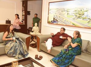Prajakta Mali Instagram - मी आणि केंद्रिय मंत्री नितीनजी नागपूरात एका कार्यक्रमानिमित्त एका मंचावर उपस्थित राहण्याचा योग जुळून येता येता राहिला. 
  आयोजकांना म्हंटल,सहज शक्य झालं तर मला त्यांना भेटायला खूप आवडेल. आणि नितीनजींनी तात्काळ वेळ दिला. 
  नवमीला नितीनजींच्या  निवासस्थानी ही ‘ग्रेट भेट’ झाली. त्यामुळे सबंध परिवारालाही भेटता आलं. 
 ‘महाराष्ट्राची हास्यजत्रा, माझे आगामी projects, श्री श्री रविशंकरजी, प्राजक्तराज, समृद्धी महामार्ग’ .. अशा अनेक विषयांवर अर्ध्या तासाहून अधिक वेळ गप्पा झाल्या. ‘श्री श्रींचं माझ्यावर पुत्रवत प्रेम आहे आणि आम्ही तुमची हास्यजत्रा रोज बघतो’ हे ऐकून मला विशेष आनंद झाला..🥰
 निघताना त्यांच्या घरच्या देवीचं दर्शन घ्यायला लावलं, त्यांच्या कामावर लिहीली गेलेली ८-९ पुस्तकं दिली, नैसर्गिक कापसापासून बनवलेली खादी साडी दिली. (जी मी लगेच दुसऱ्या दिवशी विजयादशमी उत्सवात नेसली. ) 
  आयूष्यभर स्मरणात राहील अशा या भेटीसाठी वेळ दिल्याबद्दल नितीनजींचे मनापासून आभार. 😇 
.
@gadkari.nitin 🙏 
.
#केवळभाग्यवान #नागपूर #मोठामाणूस #आनंद #prajakttamali @😇