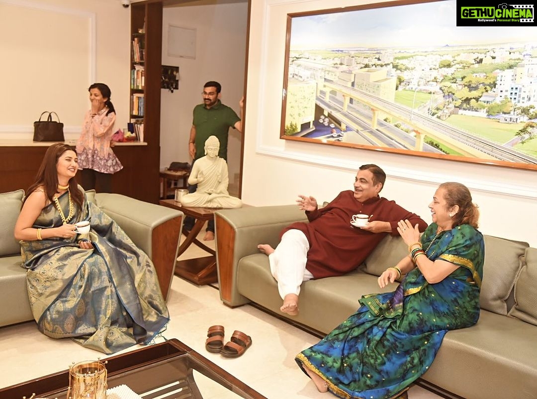 Prajakta Mali - 117.7K Likes - मी आणि केंद्रिय मंत्री नितीनजी नागपूरात एका कार्यक्रमानिमित्त एका मंचावर उपस्थित राहण्याचा योग जुळून येता येता राहिला.
आयोजकांना म्हंटल,सहज शक्य झालं तर मला त्यांना भेटायला खूप आवडेल. आणि नितीनजींनी तात्काळ वेळ दिला.
नवमीला नितीनजींच्या निवासस्थानी ही ‘ग्रेट भेट’ झाली. त्यामुळे सबंध परिवारालाही भेटता आलं.
‘महाराष्ट्राची हास्यजत्रा, माझे आगामी projects, श्री श्री रविशंकरजी, प्राजक्तराज, समृद्धी महामार्ग’ .. अशा अनेक विषयांवर अर्ध्या तासाहून अधिक वेळ गप्पा झाल्या. ‘श्री श्रींचं माझ्यावर पुत्रवत प्रेम आहे आणि आम्ही तुमची हास्यजत्रा रोज बघतो’ हे ऐकून मला विशेष आनंद झाला..🥰
निघताना त्यांच्या घरच्या देवीचं दर्शन घ्यायला लावलं, त्यांच्या कामावर लिहीली गेलेली ८-९ पुस्तकं दिली, नैसर्गिक कापसापासून बनवलेली खादी साडी दिली. (जी मी लगेच दुसऱ्या दिवशी विजयादशमी उत्सवात नेसली. )
आयूष्यभर स्मरणात राहील अशा या भेटीसाठी वेळ दिल्याबद्दल नितीनजींचे मनापासून आभार. 😇
.
@gadkari.nitin 🙏
.
#केवळभाग्यवान #नागपूर #मोठामाणूस #आनंद #prajakttamali @😇