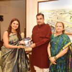 Prajakta Mali Instagram - मी आणि केंद्रिय मंत्री नितीनजी नागपूरात एका कार्यक्रमानिमित्त एका मंचावर उपस्थित राहण्याचा योग जुळून येता येता राहिला. आयोजकांना म्हंटल,सहज शक्य झालं तर मला त्यांना भेटायला खूप आवडेल. आणि नितीनजींनी तात्काळ वेळ दिला. नवमीला नितीनजींच्या निवासस्थानी ही ‘ग्रेट भेट’ झाली. त्यामुळे सबंध परिवारालाही भेटता आलं. ‘महाराष्ट्राची हास्यजत्रा, माझे आगामी projects, श्री श्री रविशंकरजी, प्राजक्तराज, समृद्धी महामार्ग’ .. अशा अनेक विषयांवर अर्ध्या तासाहून अधिक वेळ गप्पा झाल्या. ‘श्री श्रींचं माझ्यावर पुत्रवत प्रेम आहे आणि आम्ही तुमची हास्यजत्रा रोज बघतो’ हे ऐकून मला विशेष आनंद झाला..🥰 निघताना त्यांच्या घरच्या देवीचं दर्शन घ्यायला लावलं, त्यांच्या कामावर लिहीली गेलेली ८-९ पुस्तकं दिली, नैसर्गिक कापसापासून बनवलेली खादी साडी दिली. (जी मी लगेच दुसऱ्या दिवशी विजयादशमी उत्सवात नेसली. ) आयूष्यभर स्मरणात राहील अशा या भेटीसाठी वेळ दिल्याबद्दल नितीनजींचे मनापासून आभार. 😇 . @gadkari.nitin 🙏 . #केवळभाग्यवान #नागपूर #मोठामाणूस #आनंद #prajakttamali @😇