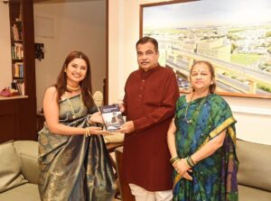 Prajakta Mali Instagram - मी आणि केंद्रिय मंत्री नितीनजी नागपूरात एका कार्यक्रमानिमित्त एका मंचावर उपस्थित राहण्याचा योग जुळून येता येता राहिला. 
  आयोजकांना म्हंटल,सहज शक्य झालं तर मला त्यांना भेटायला खूप आवडेल. आणि नितीनजींनी तात्काळ वेळ दिला. 
  नवमीला नितीनजींच्या  निवासस्थानी ही ‘ग्रेट भेट’ झाली. त्यामुळे सबंध परिवारालाही भेटता आलं. 
 ‘महाराष्ट्राची हास्यजत्रा, माझे आगामी projects, श्री श्री रविशंकरजी, प्राजक्तराज, समृद्धी महामार्ग’ .. अशा अनेक विषयांवर अर्ध्या तासाहून अधिक वेळ गप्पा झाल्या. ‘श्री श्रींचं माझ्यावर पुत्रवत प्रेम आहे आणि आम्ही तुमची हास्यजत्रा रोज बघतो’ हे ऐकून मला विशेष आनंद झाला..🥰
 निघताना त्यांच्या घरच्या देवीचं दर्शन घ्यायला लावलं, त्यांच्या कामावर लिहीली गेलेली ८-९ पुस्तकं दिली, नैसर्गिक कापसापासून बनवलेली खादी साडी दिली. (जी मी लगेच दुसऱ्या दिवशी विजयादशमी उत्सवात नेसली. ) 
  आयूष्यभर स्मरणात राहील अशा या भेटीसाठी वेळ दिल्याबद्दल नितीनजींचे मनापासून आभार. 😇 
.
@gadkari.nitin 🙏 
.
#केवळभाग्यवान #नागपूर #मोठामाणूस #आनंद #prajakttamali @😇