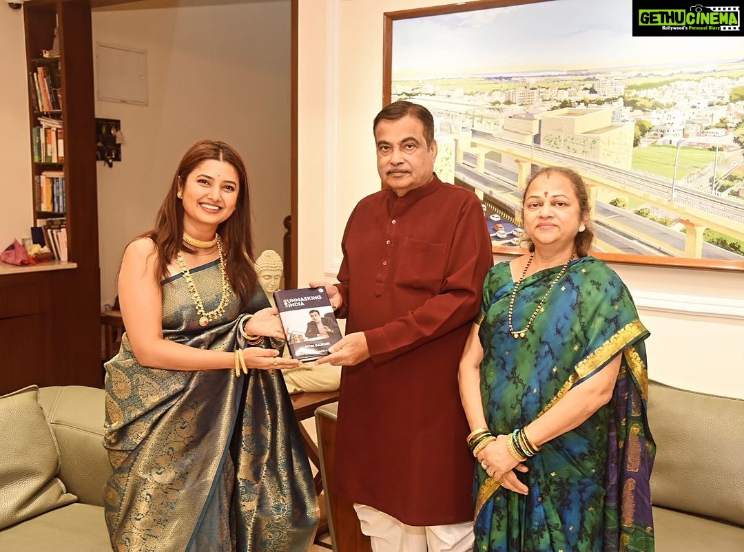 Prajakta Mali - 117.7K Likes - मी आणि केंद्रिय मंत्री नितीनजी नागपूरात एका कार्यक्रमानिमित्त एका मंचावर उपस्थित राहण्याचा योग जुळून येता येता राहिला.
आयोजकांना म्हंटल,सहज शक्य झालं तर मला त्यांना भेटायला खूप आवडेल. आणि नितीनजींनी तात्काळ वेळ दिला.
नवमीला नितीनजींच्या निवासस्थानी ही ‘ग्रेट भेट’ झाली. त्यामुळे सबंध परिवारालाही भेटता आलं.
‘महाराष्ट्राची हास्यजत्रा, माझे आगामी projects, श्री श्री रविशंकरजी, प्राजक्तराज, समृद्धी महामार्ग’ .. अशा अनेक विषयांवर अर्ध्या तासाहून अधिक वेळ गप्पा झाल्या. ‘श्री श्रींचं माझ्यावर पुत्रवत प्रेम आहे आणि आम्ही तुमची हास्यजत्रा रोज बघतो’ हे ऐकून मला विशेष आनंद झाला..🥰
निघताना त्यांच्या घरच्या देवीचं दर्शन घ्यायला लावलं, त्यांच्या कामावर लिहीली गेलेली ८-९ पुस्तकं दिली, नैसर्गिक कापसापासून बनवलेली खादी साडी दिली. (जी मी लगेच दुसऱ्या दिवशी विजयादशमी उत्सवात नेसली. )
आयूष्यभर स्मरणात राहील अशा या भेटीसाठी वेळ दिल्याबद्दल नितीनजींचे मनापासून आभार. 😇
.
@gadkari.nitin 🙏
.
#केवळभाग्यवान #नागपूर #मोठामाणूस #आनंद #prajakttamali @😇