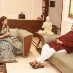 Prajakta Mali Instagram - मी आणि केंद्रिय मंत्री नितीनजी नागपूरात एका कार्यक्रमानिमित्त एका मंचावर उपस्थित राहण्याचा योग जुळून येता येता राहिला. आयोजकांना म्हंटल,सहज शक्य झालं तर मला त्यांना भेटायला खूप आवडेल. आणि नितीनजींनी तात्काळ वेळ दिला. नवमीला नितीनजींच्या निवासस्थानी ही ‘ग्रेट भेट’ झाली. त्यामुळे सबंध परिवारालाही भेटता आलं. ‘महाराष्ट्राची हास्यजत्रा, माझे आगामी projects, श्री श्री रविशंकरजी, प्राजक्तराज, समृद्धी महामार्ग’ .. अशा अनेक विषयांवर अर्ध्या तासाहून अधिक वेळ गप्पा झाल्या. ‘श्री श्रींचं माझ्यावर पुत्रवत प्रेम आहे आणि आम्ही तुमची हास्यजत्रा रोज बघतो’ हे ऐकून मला विशेष आनंद झाला..🥰 निघताना त्यांच्या घरच्या देवीचं दर्शन घ्यायला लावलं, त्यांच्या कामावर लिहीली गेलेली ८-९ पुस्तकं दिली, नैसर्गिक कापसापासून बनवलेली खादी साडी दिली. (जी मी लगेच दुसऱ्या दिवशी विजयादशमी उत्सवात नेसली. ) आयूष्यभर स्मरणात राहील अशा या भेटीसाठी वेळ दिल्याबद्दल नितीनजींचे मनापासून आभार. 😇 . @gadkari.nitin 🙏 . #केवळभाग्यवान #नागपूर #मोठामाणूस #आनंद #prajakttamali @😇