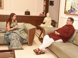Prajakta Mali Instagram - मी आणि केंद्रिय मंत्री नितीनजी नागपूरात एका कार्यक्रमानिमित्त एका मंचावर उपस्थित राहण्याचा योग जुळून येता येता राहिला. 
  आयोजकांना म्हंटल,सहज शक्य झालं तर मला त्यांना भेटायला खूप आवडेल. आणि नितीनजींनी तात्काळ वेळ दिला. 
  नवमीला नितीनजींच्या  निवासस्थानी ही ‘ग्रेट भेट’ झाली. त्यामुळे सबंध परिवारालाही भेटता आलं. 
 ‘महाराष्ट्राची हास्यजत्रा, माझे आगामी projects, श्री श्री रविशंकरजी, प्राजक्तराज, समृद्धी महामार्ग’ .. अशा अनेक विषयांवर अर्ध्या तासाहून अधिक वेळ गप्पा झाल्या. ‘श्री श्रींचं माझ्यावर पुत्रवत प्रेम आहे आणि आम्ही तुमची हास्यजत्रा रोज बघतो’ हे ऐकून मला विशेष आनंद झाला..🥰
 निघताना त्यांच्या घरच्या देवीचं दर्शन घ्यायला लावलं, त्यांच्या कामावर लिहीली गेलेली ८-९ पुस्तकं दिली, नैसर्गिक कापसापासून बनवलेली खादी साडी दिली. (जी मी लगेच दुसऱ्या दिवशी विजयादशमी उत्सवात नेसली. ) 
  आयूष्यभर स्मरणात राहील अशा या भेटीसाठी वेळ दिल्याबद्दल नितीनजींचे मनापासून आभार. 😇 
.
@gadkari.nitin 🙏 
.
#केवळभाग्यवान #नागपूर #मोठामाणूस #आनंद #prajakttamali @😇