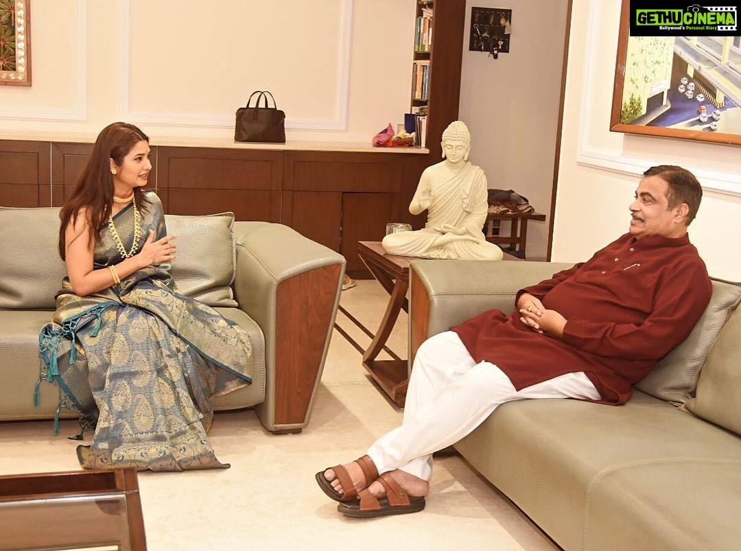 Prajakta Mali - 117.7K Likes - मी आणि केंद्रिय मंत्री नितीनजी नागपूरात एका कार्यक्रमानिमित्त एका मंचावर उपस्थित राहण्याचा योग जुळून येता येता राहिला.
आयोजकांना म्हंटल,सहज शक्य झालं तर मला त्यांना भेटायला खूप आवडेल. आणि नितीनजींनी तात्काळ वेळ दिला.
नवमीला नितीनजींच्या निवासस्थानी ही ‘ग्रेट भेट’ झाली. त्यामुळे सबंध परिवारालाही भेटता आलं.
‘महाराष्ट्राची हास्यजत्रा, माझे आगामी projects, श्री श्री रविशंकरजी, प्राजक्तराज, समृद्धी महामार्ग’ .. अशा अनेक विषयांवर अर्ध्या तासाहून अधिक वेळ गप्पा झाल्या. ‘श्री श्रींचं माझ्यावर पुत्रवत प्रेम आहे आणि आम्ही तुमची हास्यजत्रा रोज बघतो’ हे ऐकून मला विशेष आनंद झाला..🥰
निघताना त्यांच्या घरच्या देवीचं दर्शन घ्यायला लावलं, त्यांच्या कामावर लिहीली गेलेली ८-९ पुस्तकं दिली, नैसर्गिक कापसापासून बनवलेली खादी साडी दिली. (जी मी लगेच दुसऱ्या दिवशी विजयादशमी उत्सवात नेसली. )
आयूष्यभर स्मरणात राहील अशा या भेटीसाठी वेळ दिल्याबद्दल नितीनजींचे मनापासून आभार. 😇
.
@gadkari.nitin 🙏
.
#केवळभाग्यवान #नागपूर #मोठामाणूस #आनंद #prajakttamali @😇