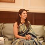 Prajakta Mali Instagram - मी आणि केंद्रिय मंत्री नितीनजी नागपूरात एका कार्यक्रमानिमित्त एका मंचावर उपस्थित राहण्याचा योग जुळून येता येता राहिला. आयोजकांना म्हंटल,सहज शक्य झालं तर मला त्यांना भेटायला खूप आवडेल. आणि नितीनजींनी तात्काळ वेळ दिला. नवमीला नितीनजींच्या निवासस्थानी ही ‘ग्रेट भेट’ झाली. त्यामुळे सबंध परिवारालाही भेटता आलं. ‘महाराष्ट्राची हास्यजत्रा, माझे आगामी projects, श्री श्री रविशंकरजी, प्राजक्तराज, समृद्धी महामार्ग’ .. अशा अनेक विषयांवर अर्ध्या तासाहून अधिक वेळ गप्पा झाल्या. ‘श्री श्रींचं माझ्यावर पुत्रवत प्रेम आहे आणि आम्ही तुमची हास्यजत्रा रोज बघतो’ हे ऐकून मला विशेष आनंद झाला..🥰 निघताना त्यांच्या घरच्या देवीचं दर्शन घ्यायला लावलं, त्यांच्या कामावर लिहीली गेलेली ८-९ पुस्तकं दिली, नैसर्गिक कापसापासून बनवलेली खादी साडी दिली. (जी मी लगेच दुसऱ्या दिवशी विजयादशमी उत्सवात नेसली. ) आयूष्यभर स्मरणात राहील अशा या भेटीसाठी वेळ दिल्याबद्दल नितीनजींचे मनापासून आभार. 😇 . @gadkari.nitin 🙏 . #केवळभाग्यवान #नागपूर #मोठामाणूस #आनंद #prajakttamali @😇